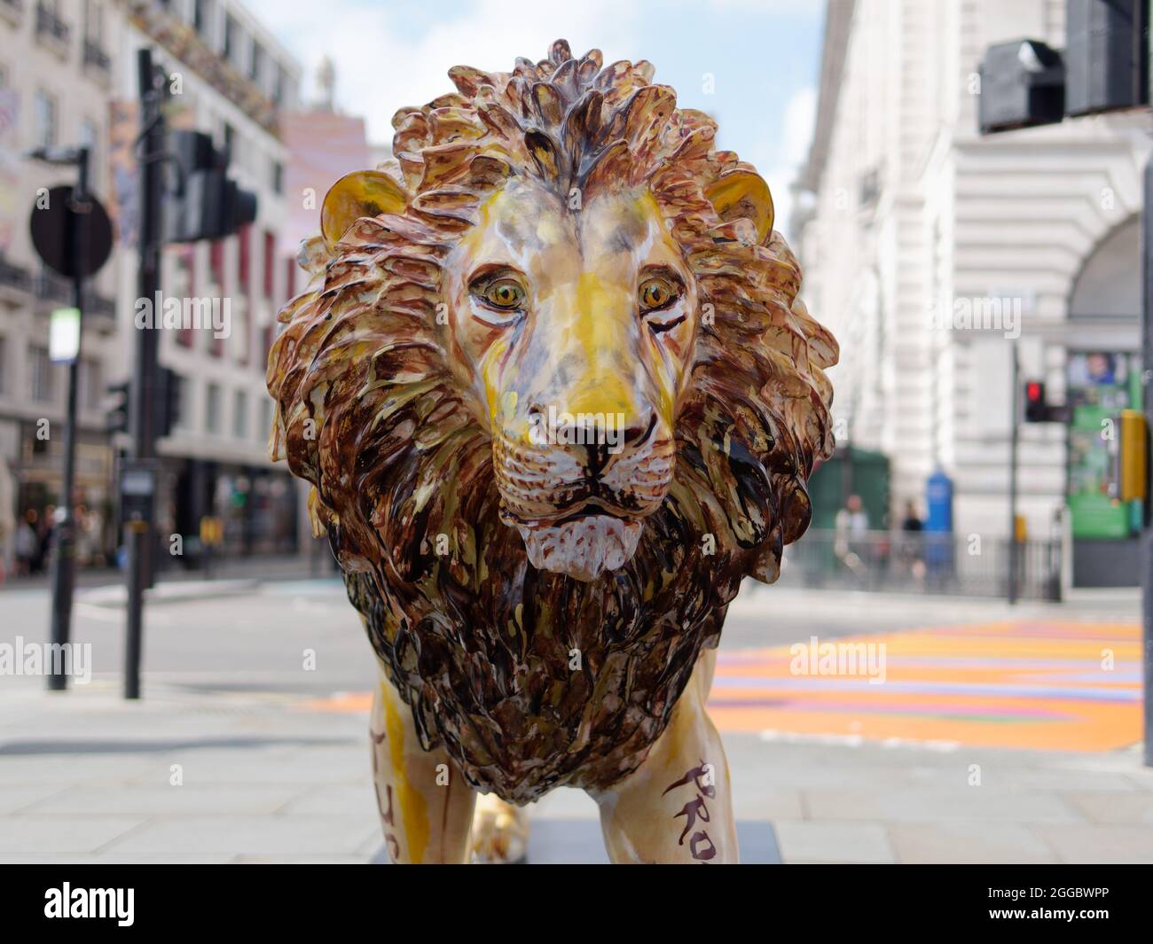 Londra, Greater London, Inghilterra, Agosto 24 2021: The London Pride Tusk Lion Trail, Not Lying Lion in Piccadilly Circus progettato da Ronnie Wood. Foto Stock