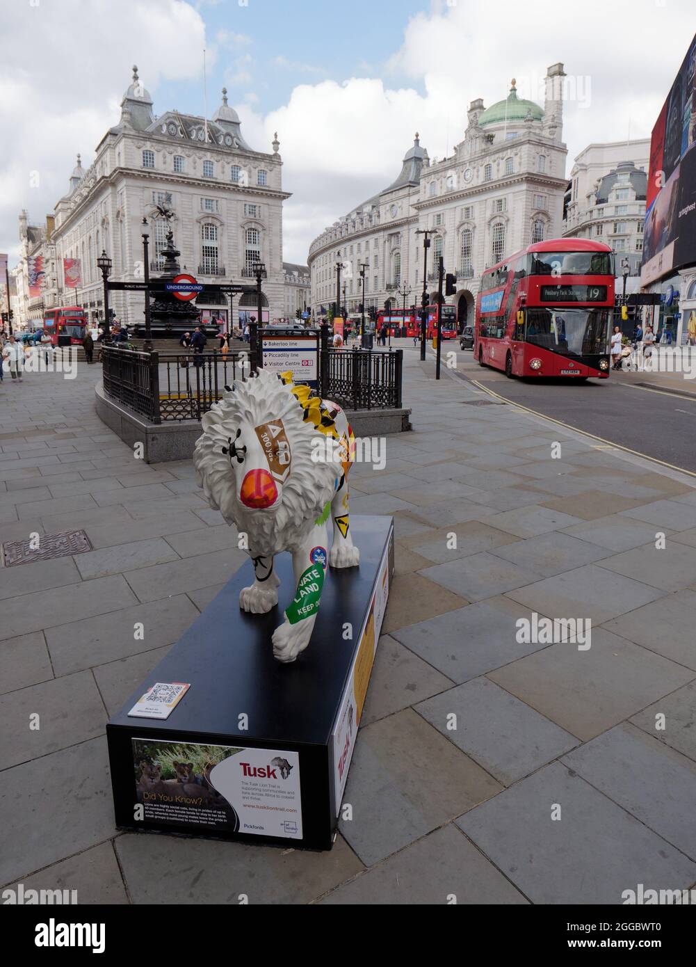 Londra, Grande Londra, Inghilterra, Agosto 24 2021: Il London Pride Tusk Lion Trail, segni dei tempi di David Mach in Piccadilly Circus. Foto Stock