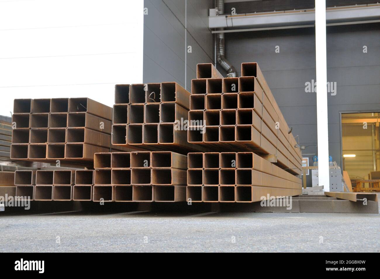 Stoccaggio di materiale di metallo laminato per la fabbricazione di strutture metalliche presso l'impianto. Industria. Foto Stock