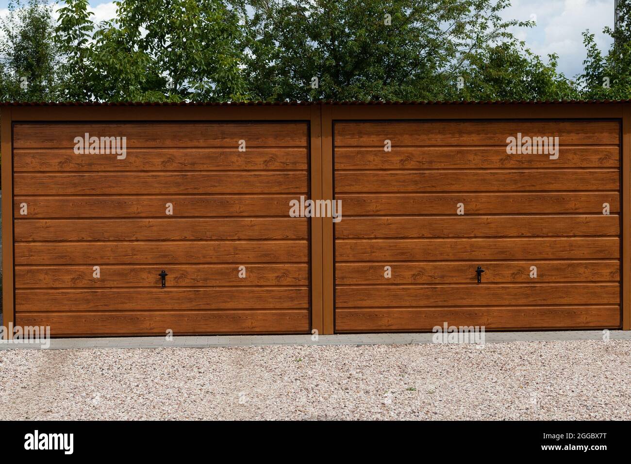 Struttura quadrata Grande chiusa doppia porta garage in legno luce giorno  Foto stock - Alamy