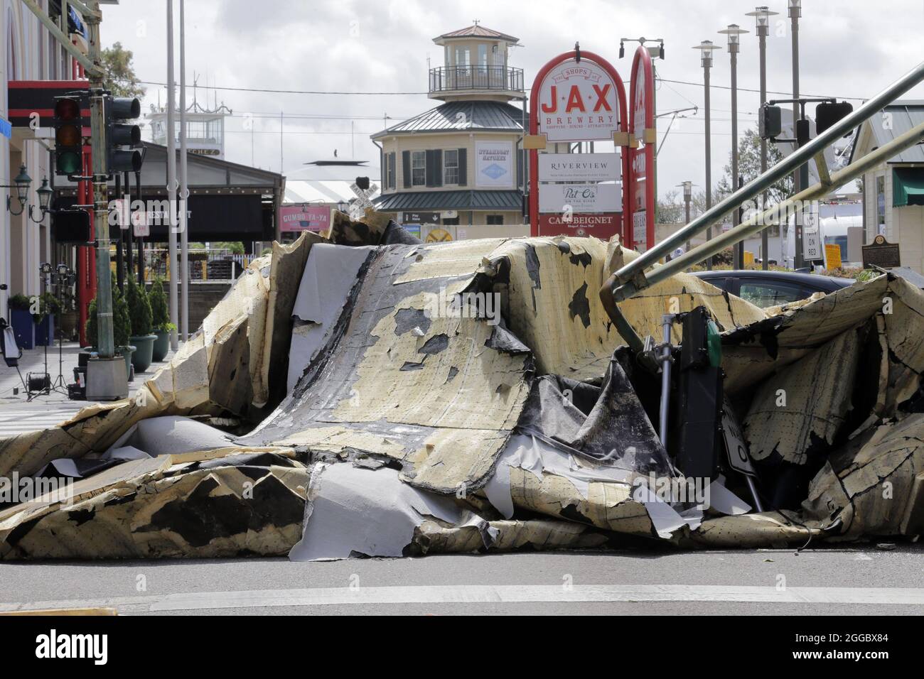 New Orleans, Stati Uniti. 30 ago 2021. JAX Brewery nel quartiere francese di New Orleans tetto è saltato fuori durante la notte come uragano Ida ha colpito la città, Lunedi, agosto 30, 2021. NnPhoto by AJ Sisco/UPI Credit: UPI/Alamy Live News Foto Stock