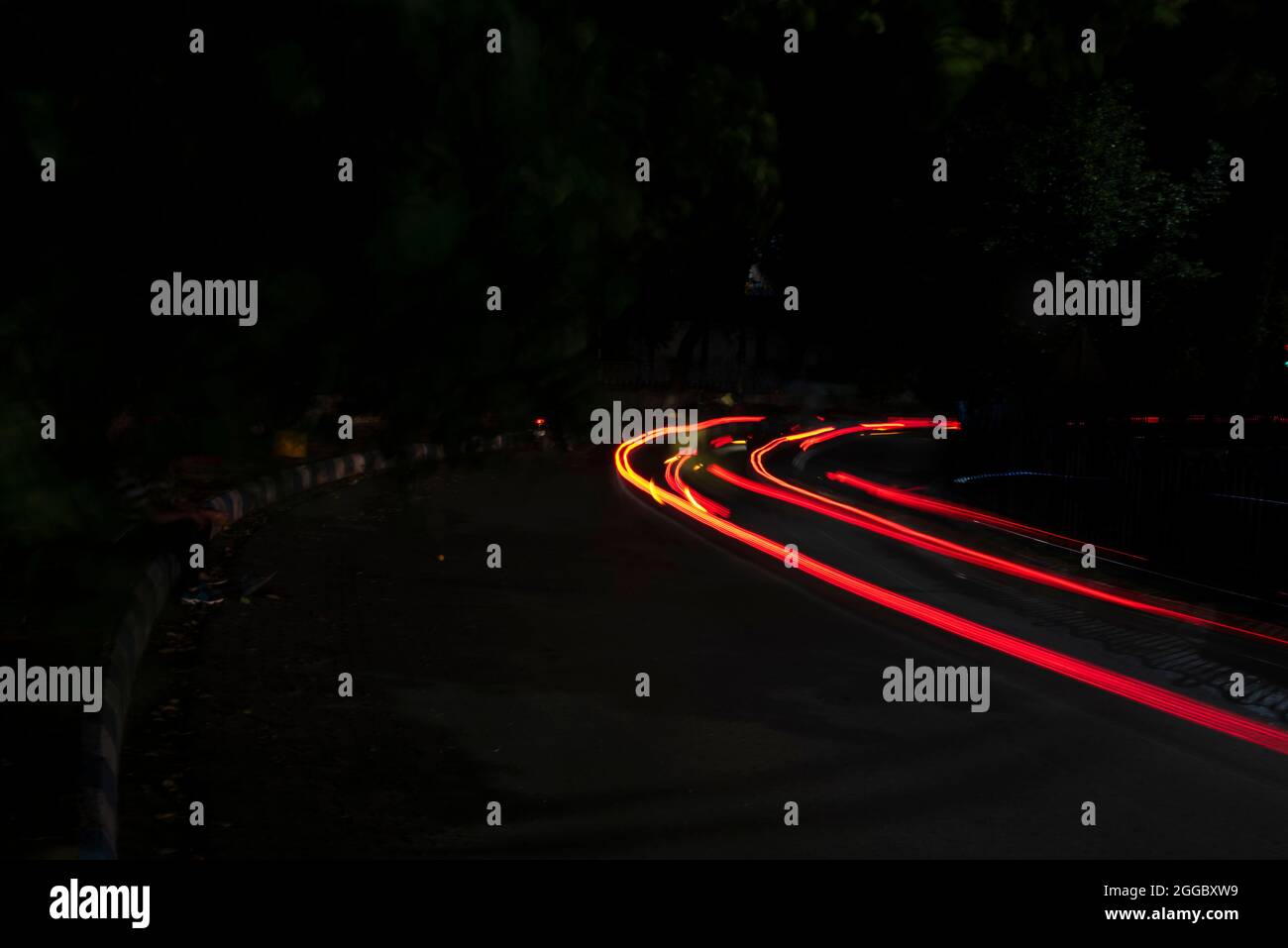 Car Light sentieri su una strada della città in una notte nera scuro. La foto viene scattata con l'exposer lungo. Foto Stock