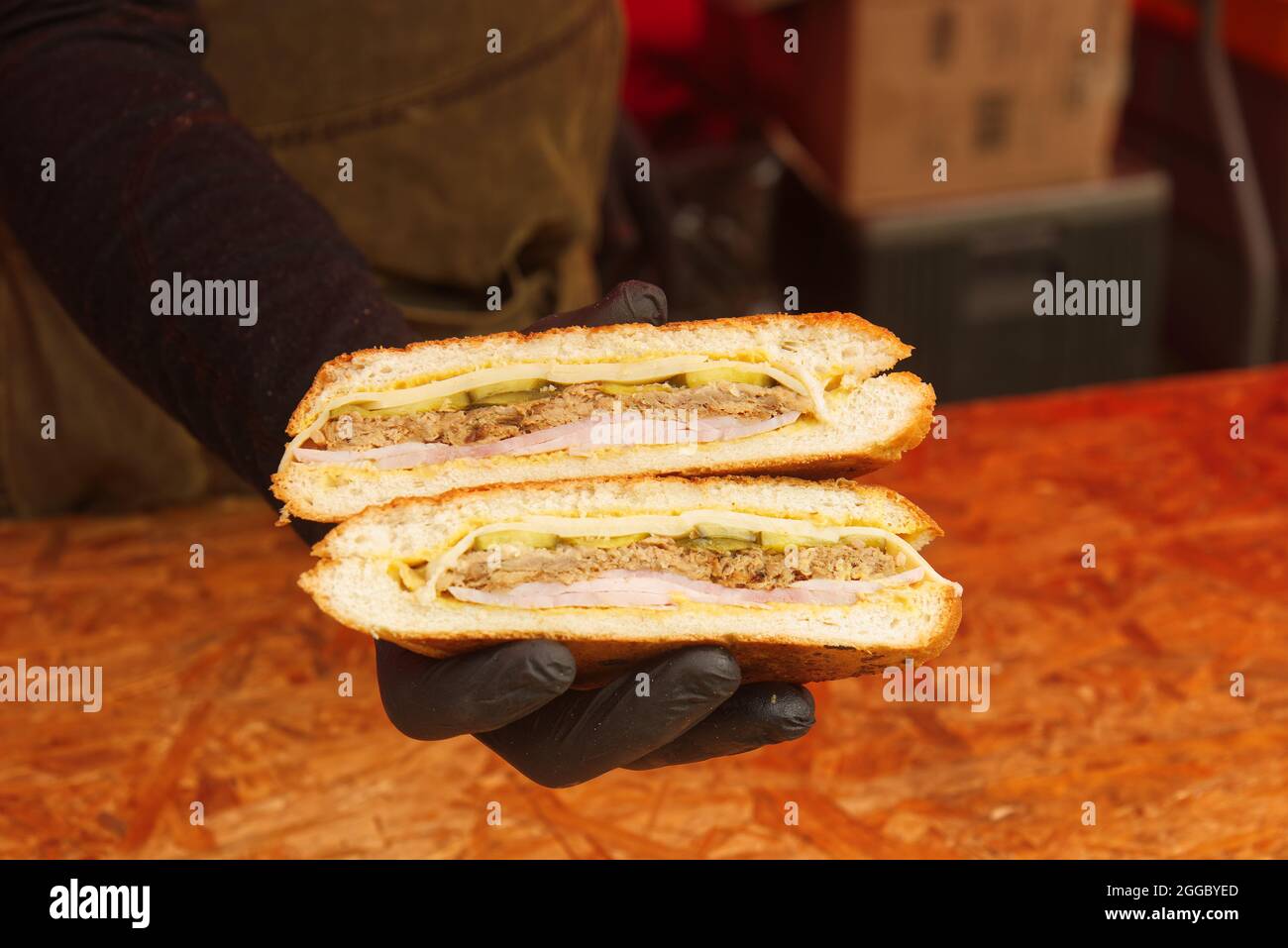 Gustosi hamburger in offerta presso il mercato agricolo di Praga, nel quartiere di Karlin. Stallholder mostra hamburger sulla fotocamera. Foto Stock