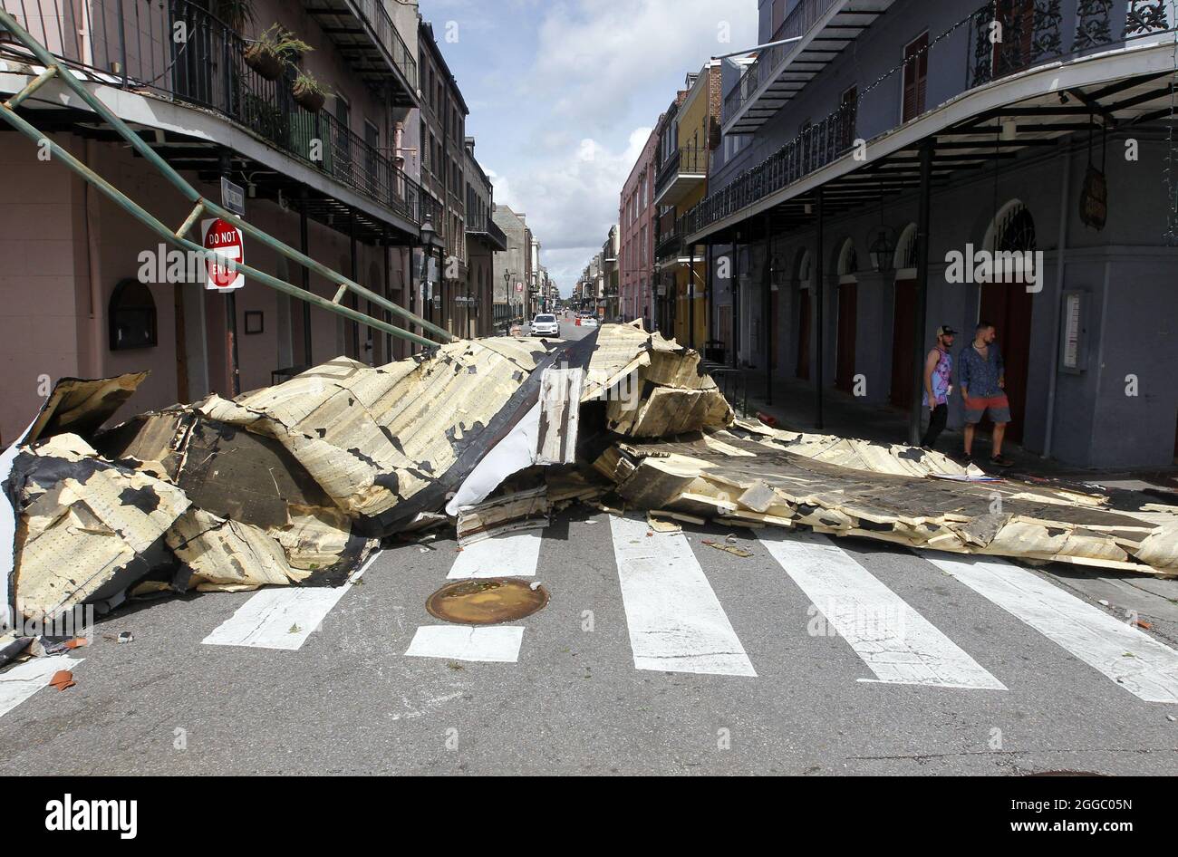 New Orleans, Stati Uniti. 30 ago 2021. Il tetto della vicina costruzione nella strada nel quartiere francese di New Orleans, dopo l'uragano Ida lunedì 30 agosto 2021. Il potere fu tagliato mentre l'uragano si schiantò attraverso la città il 29 agosto, ma i levei si tennero. Foto di AJ Sisco/UPI Credit: UPI/Alamy Live News Foto Stock