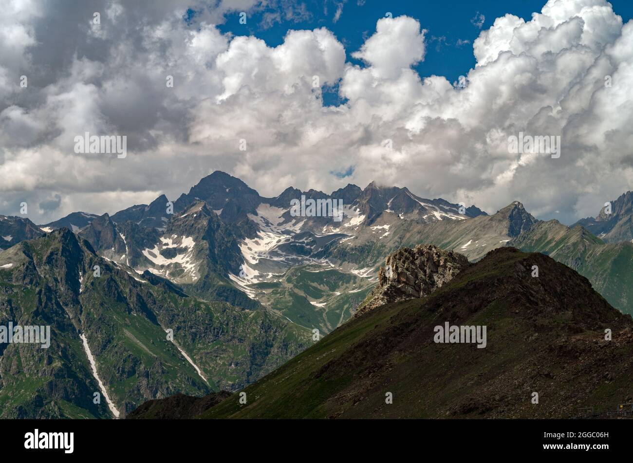 Bellissimo paesaggio delle montagne del Caucaso, natura della regione di  Elbrus. Vista panoramica della catena montuosa del Caucaso maggiore Foto  stock - Alamy