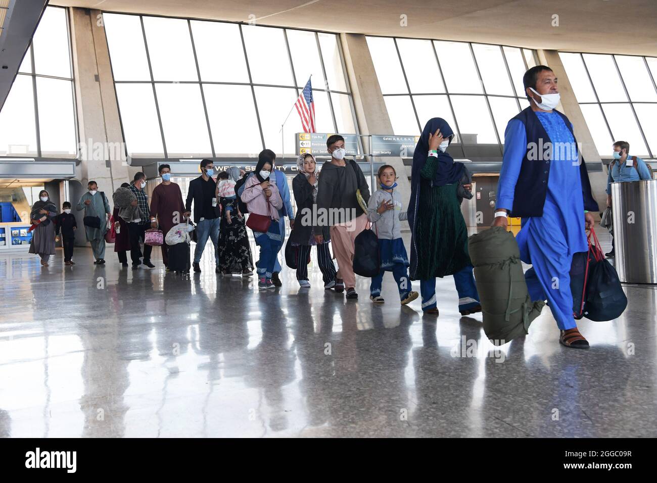 Dulles, Virginia, Stati Uniti. 30 agosto 2021, Washington, Distretto di Columbia, USA: I rifugiati afghani arrivano all'Aeroporto di Dulles da Kabul un giorno prima della scadenza per gli evacuati per fuggire dall'Afghanistan, oggi all'Aeroporto Internazionale di Dulles. (Credit Image: © Lenin Nolly/ZUMA Press Wire) Credit: ZUMA Press, Inc./Alamy Live News Foto Stock
