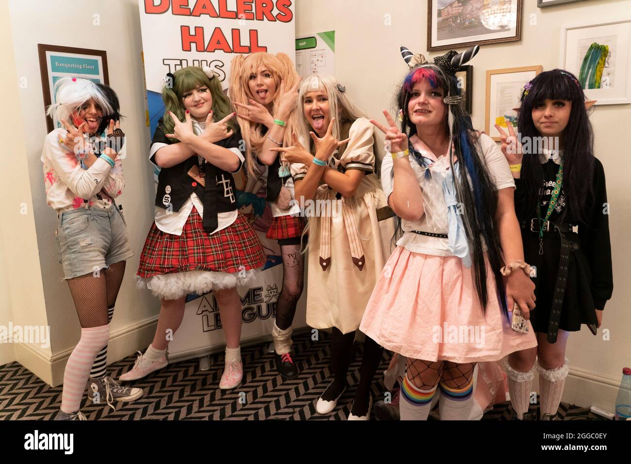 Adolescenti vestiti come personaggi anime Bristol ANIME Convention Foto Stock