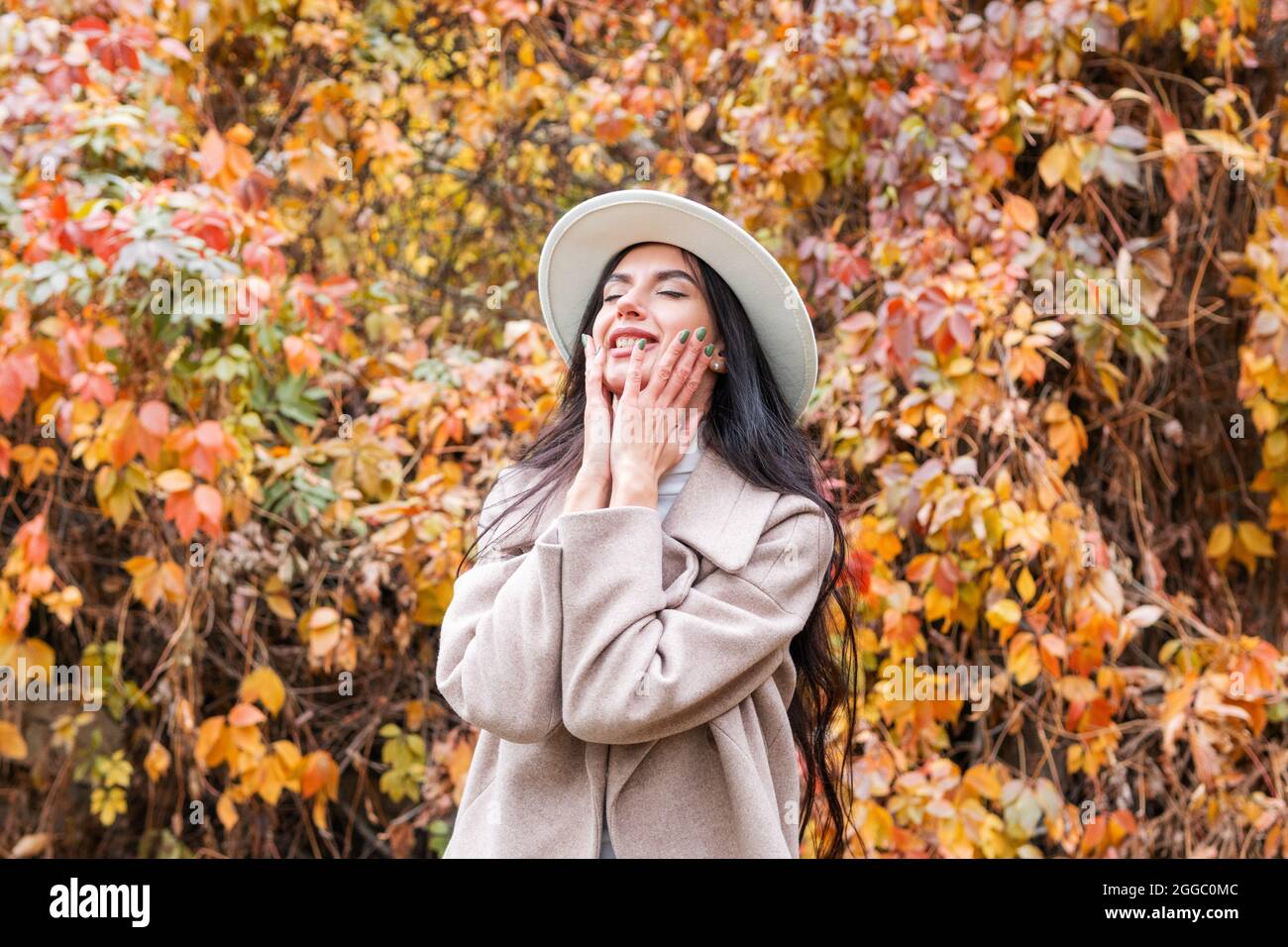 donna felice con occhi chiusi Foto Stock
