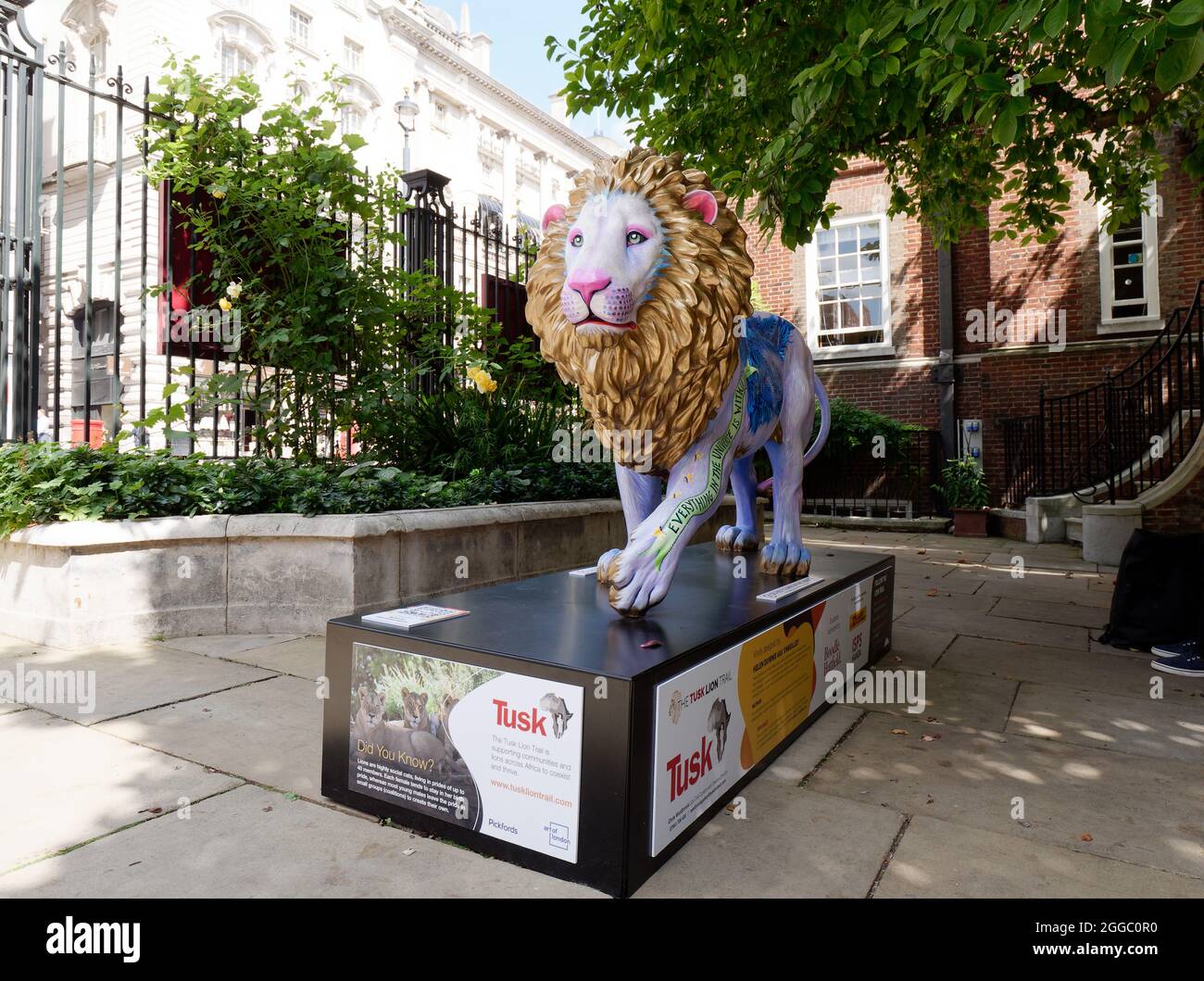 Londra, Greater London, Inghilterra, agosto 24 2021: The London Pride Tusk Lion Trail, lavoratore di Helen Downie AKA non specializzato in St Jamess Churchyard Foto Stock