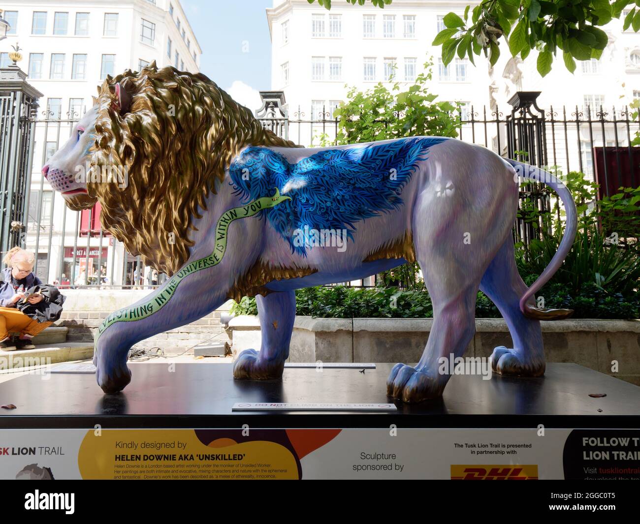 Londra, Greater London, Inghilterra, agosto 24 2021: The London Pride Tusk Lion Trail, lavoratore di Helen Downie AKA non specializzato in St Jamess Churchyard Foto Stock