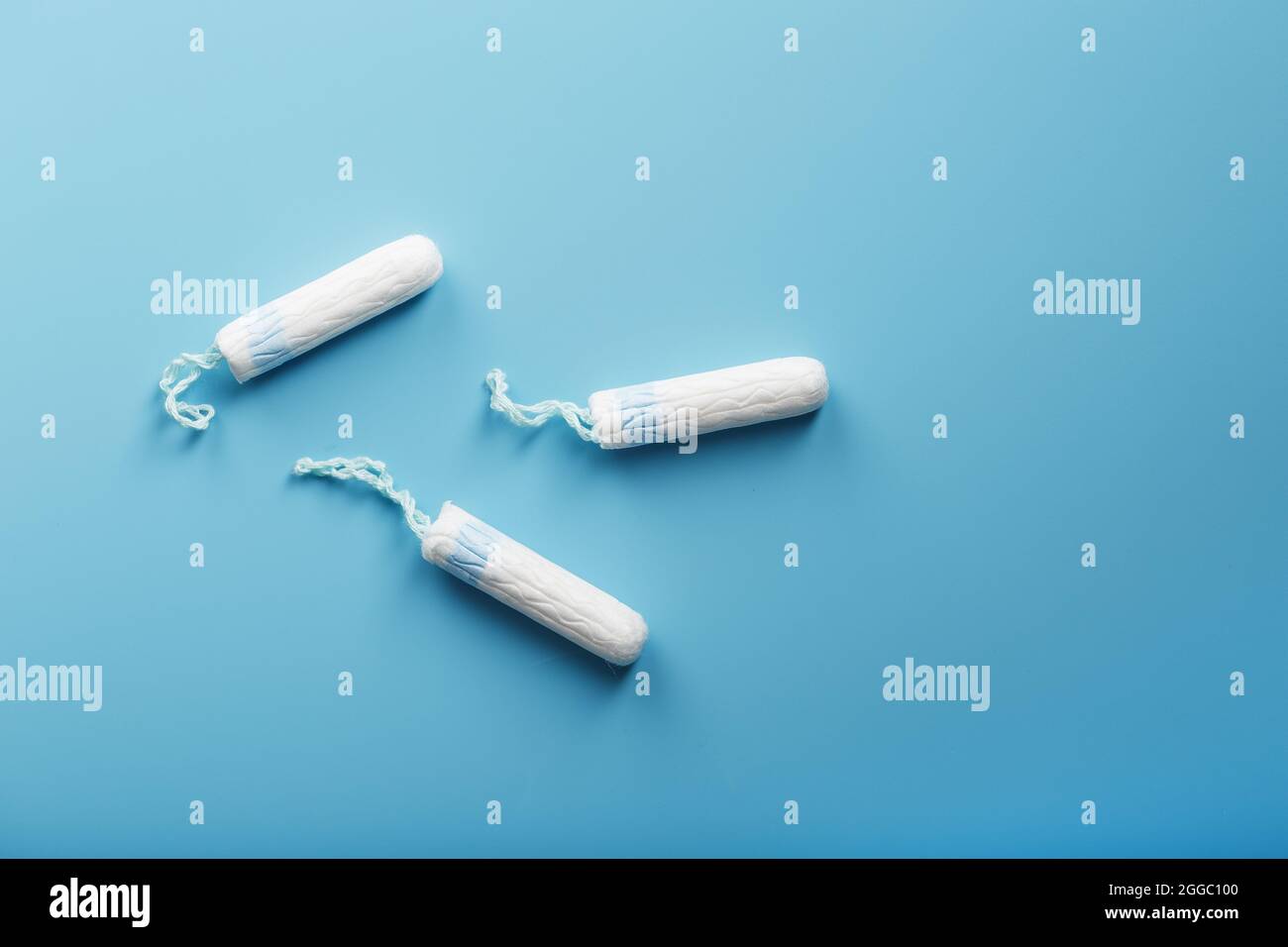 Tamponi ginecologici su sfondo blu, spazio libero Foto Stock