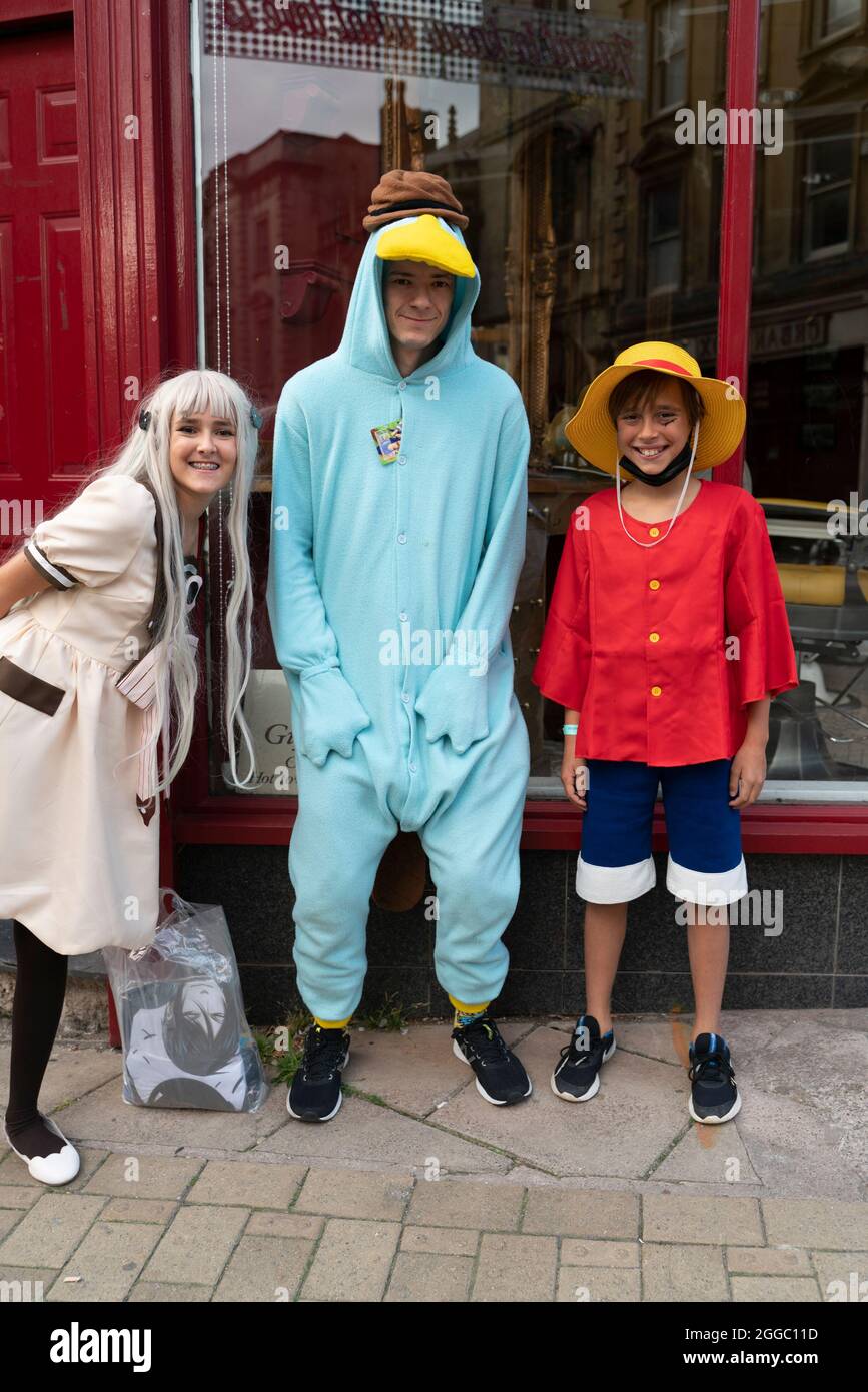 Adolescenti vestiti come personaggi anime Bristol ANIME Convention Foto Stock