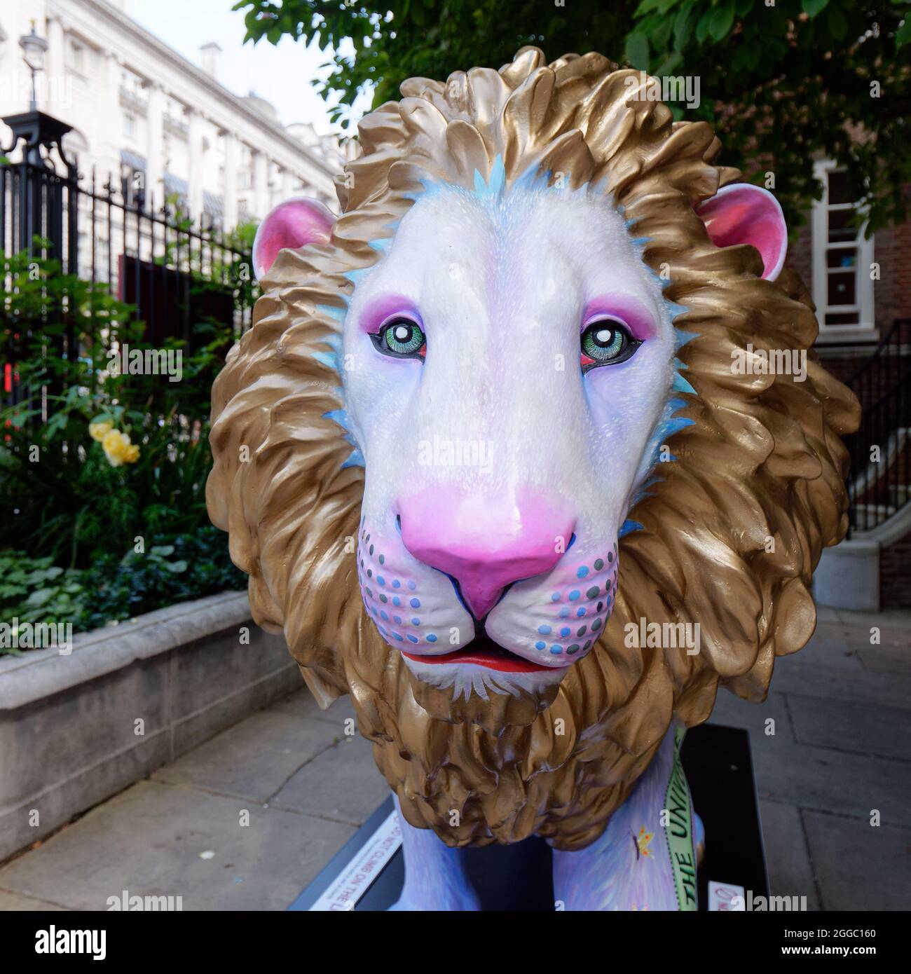 Londra, Greater London, Inghilterra, agosto 24 2021: The London Pride Tusk Lion Trail, lavoratore di Helen Downie AKA non specializzato in St Jamess Churchyard Foto Stock