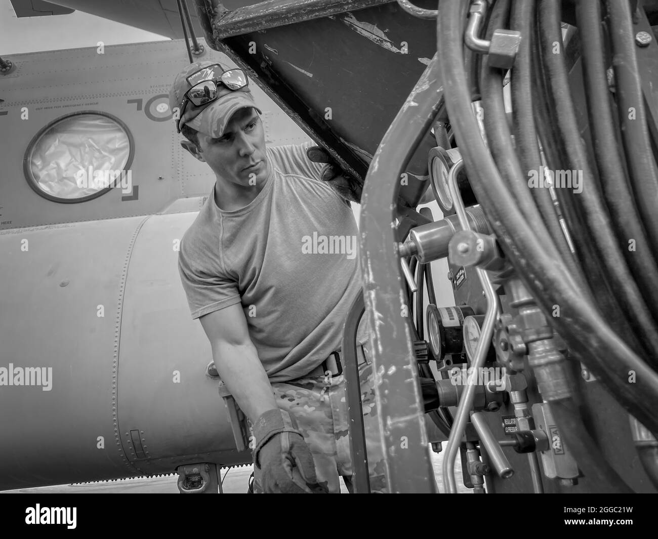 Un paratrooper assegnato alla 82a brigata dell'aviazione di combattimento, 82a Divisione Airborne prepara un CH-47 Chinook per caricare su una forza aerea statunitense C-17 Globemaster III all'aeroporto internazionale Hamid Karzai di Kabul, Afghanistan, agosto 28. Il Chinook. È uno dei pezzi di equipaggiamento che ritornano negli Stati Uniti quando la missione militare in Afghanistan si conclude Foto Stock