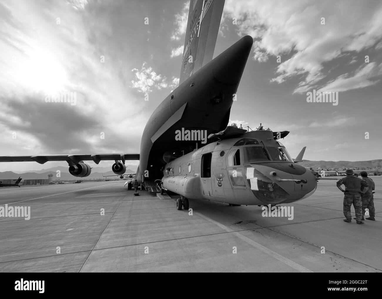 Un CH-47 Chinook dalla 82nd brigata dell'aviazione di combattimento, 82nd divisione Airborne è caricato su un'aeronautica militare degli Stati Uniti C-17 Globemaster III all'aeroporto internazionale Hamid Karzai a Kabul, Afghanistan, agosto 28. Il Chinook. È uno dei pezzi di equipaggiamento che ritornano negli Stati Uniti quando la missione militare in Afghanistan si conclude Foto Stock