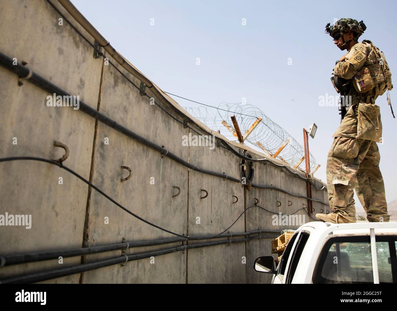 Un paratrooper assegnato alla B Company, 2° Battaglione, 501° Paracadute, reggimento fanteria, 1° Team di combattimento Brigata, 82a Divisione Airborne conduce la sicurezza all'Aeroporto Internazionale Hamid Karzai di Kabul, Afghanistan, agosto 29. Il 82° Abn. Div. Continua a contribuire a facilitare l'evacuazione sicura dei cittadini statunitensi, dei richiedenti di visti speciali per immigrati e di altri afghani vulnerabili fuori dall'Afghanistan nel modo più rapido e sicuro possibile. (STATI UNITI Army Foto di Maestro Sgt. Alexander Burnet) Foto Stock