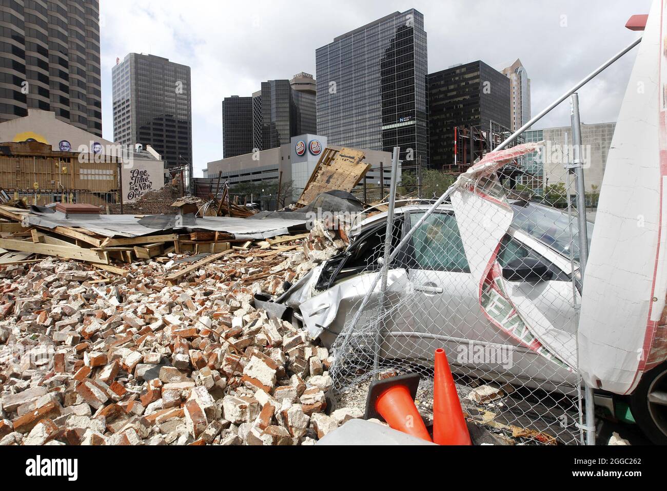 New Orleans, Stati Uniti. 30 ago 2021. Un edificio nel centro di New Orleans, Louisiana, è distrutto dopo l'uragano Ida lunedì 30 agosto 2021. L'alimentazione era fuori nella città ma i levees hanno tenuto, foto da AJ Sisco/UPI accreditamento: UPI/Alamy Live News Foto Stock