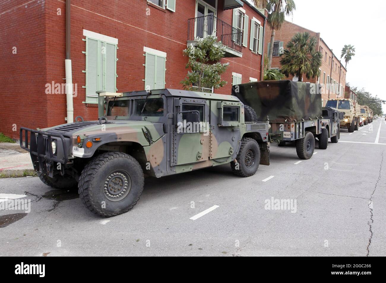 New Orleans, Stati Uniti. 30 ago 2021. I veicoli della Louisiana National Guard Line Rampart St ai margini del quartiere francese mentre attendono gli ordini su dove si dispiegherà dopo l'uragano Ida che ha sbattuto New Orleans, lunedì 30 agosto 2021. Foto di AJ Sisco/UPI Credit: UPI/Alamy Live News Foto Stock