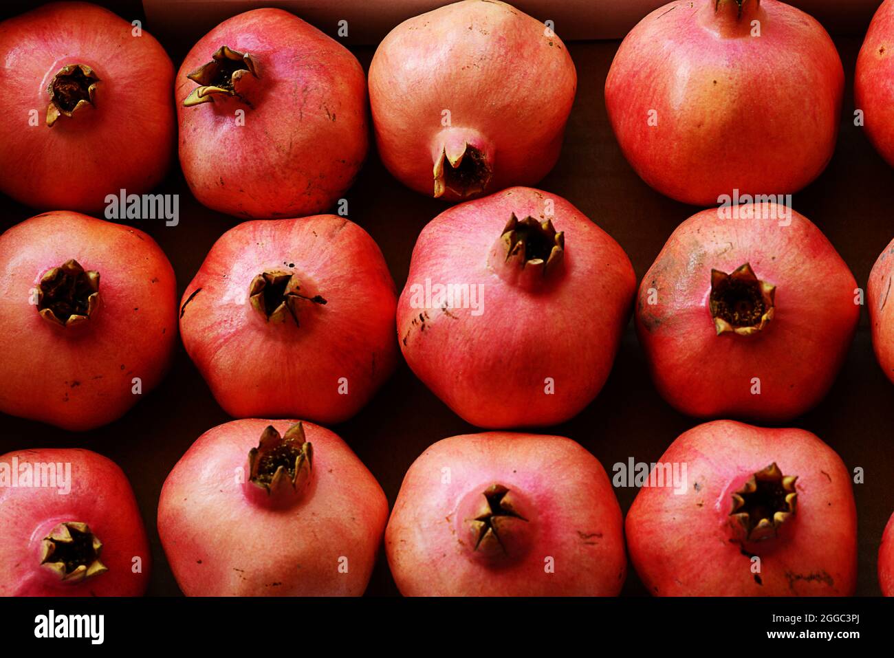 Melagrane rosse in scatola, vista dall'alto - Rosh Hashana Foto Stock