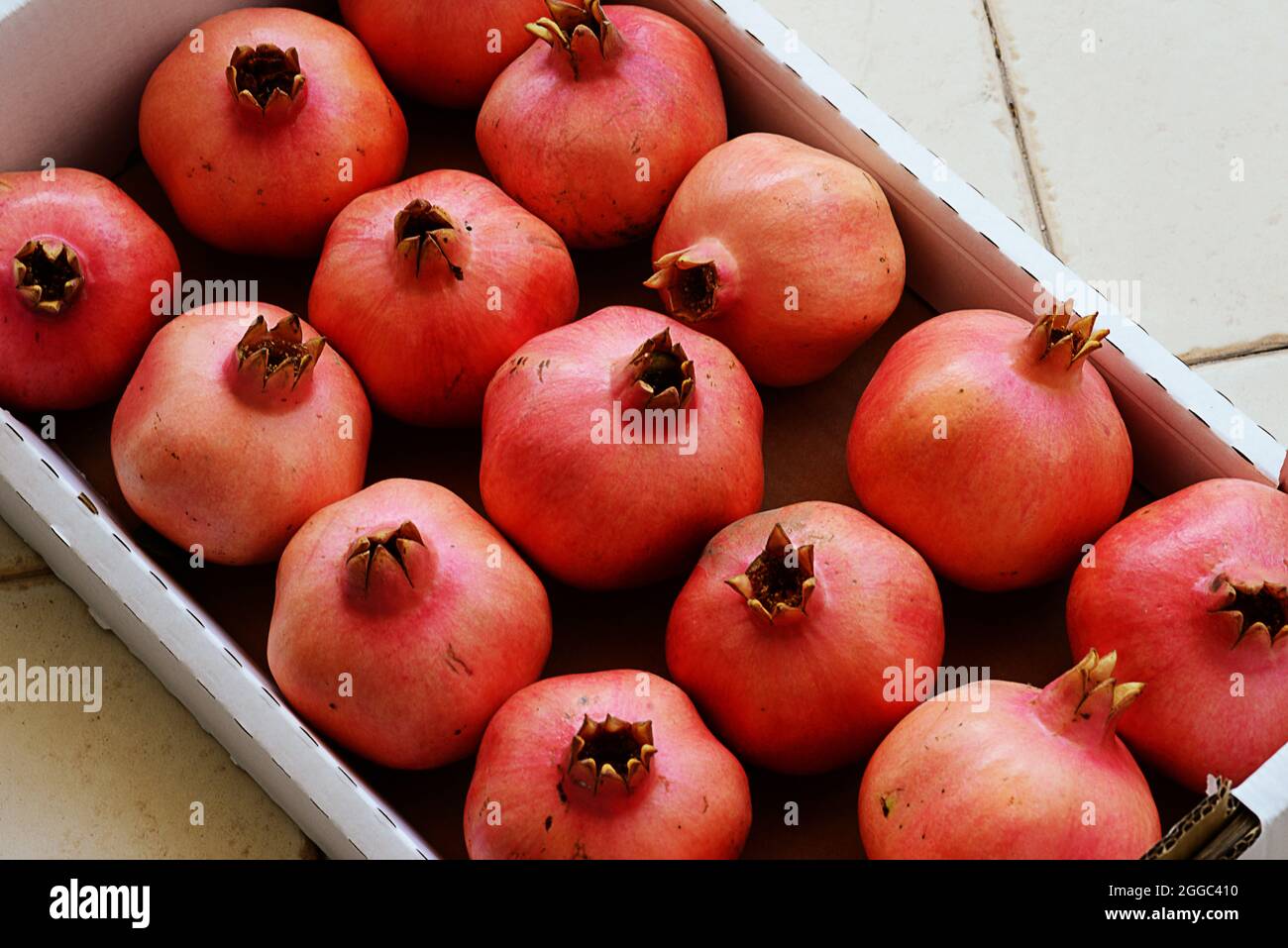 Melagrane rosse in scatola, vista dall'alto - Rosh Hashana Foto Stock