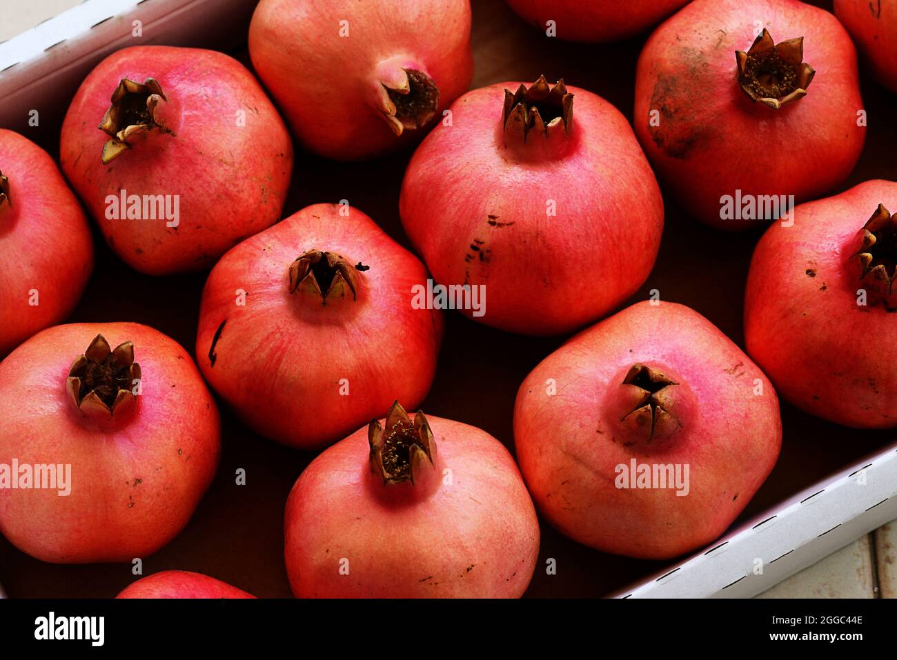 Melagrane rosse in scatola, vista dall'alto - Rosh Hashana Foto Stock