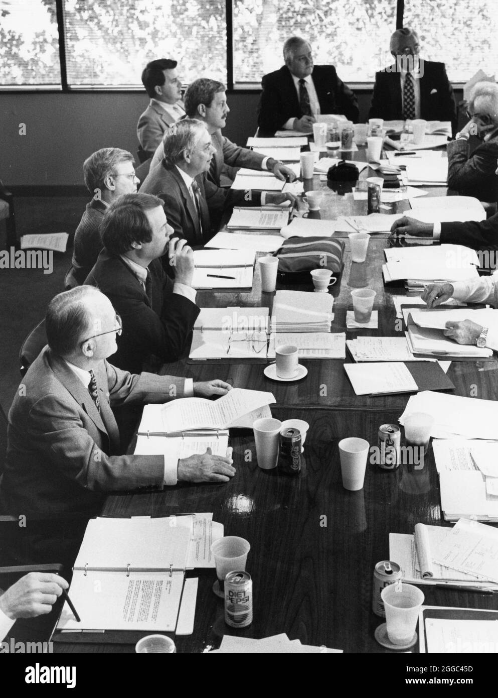 Austin Texas USA, 1990: I membri del Consiglio di amministrazione di un'associazione professionale si siedono intorno a un tavolo da conferenza e ascoltano un oratore alla loro riunione annuale. ©Bob Daemmrich Foto Stock