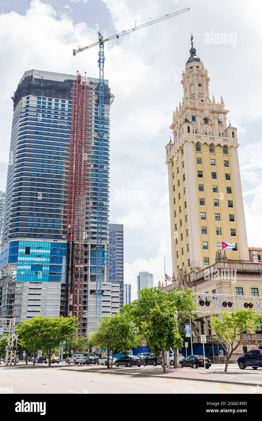Miami Florida Biscayne Boulevard edifici alto grattacielo torre storica Freedom Tower sotto cantiere gru Foto Stock