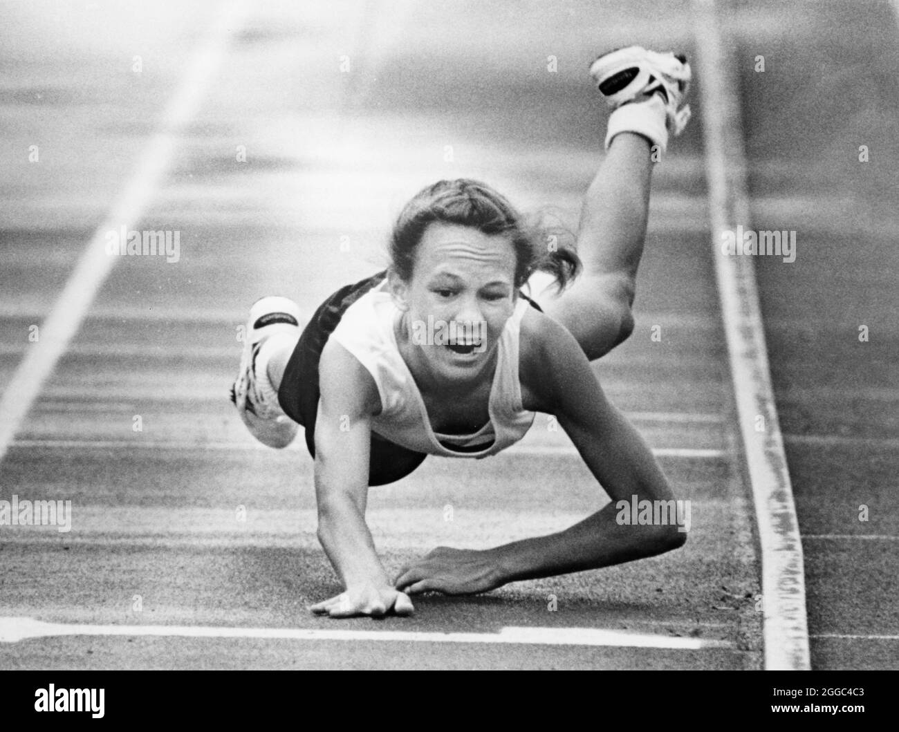 ©1992 Texas state High School track Meet, la ragazza cade per il traguardo nei 800 metri NO ID FILE EH-0343 Foto Stock