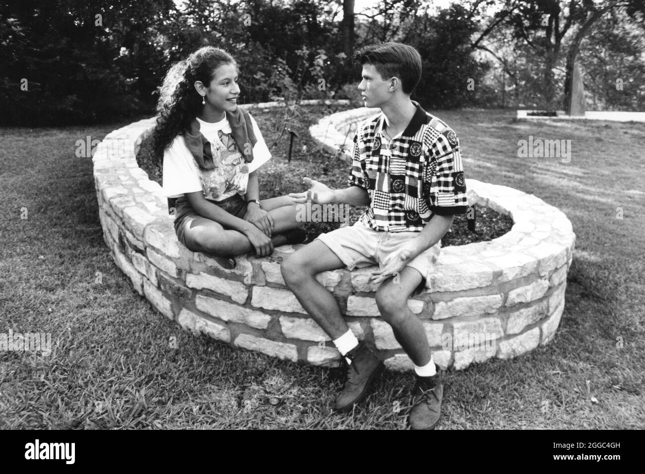 Austin Texas USA, 1994: Teens Talking: Hispanic girl meets boy in City Park for a date MR EI-0168, 0181, NEG FILE EI-0307-3 ©Bob Daemmrich Foto Stock