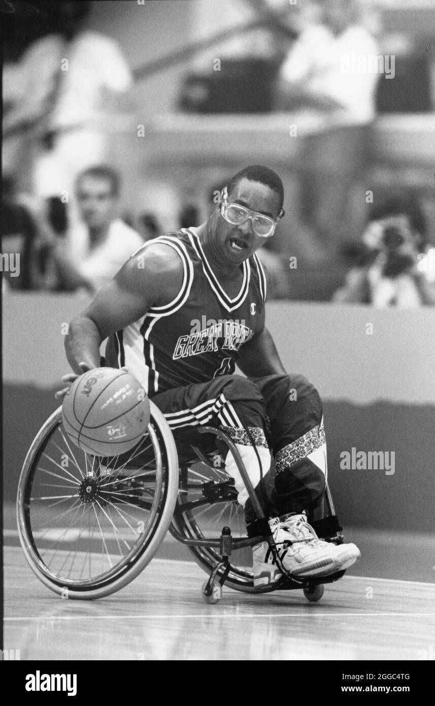 ©1992 Giochi Paralimpici, Barcellona scheda Spagna EH-0537 Grande giocatore biziano in basket sedia a rotelle. Foto Stock