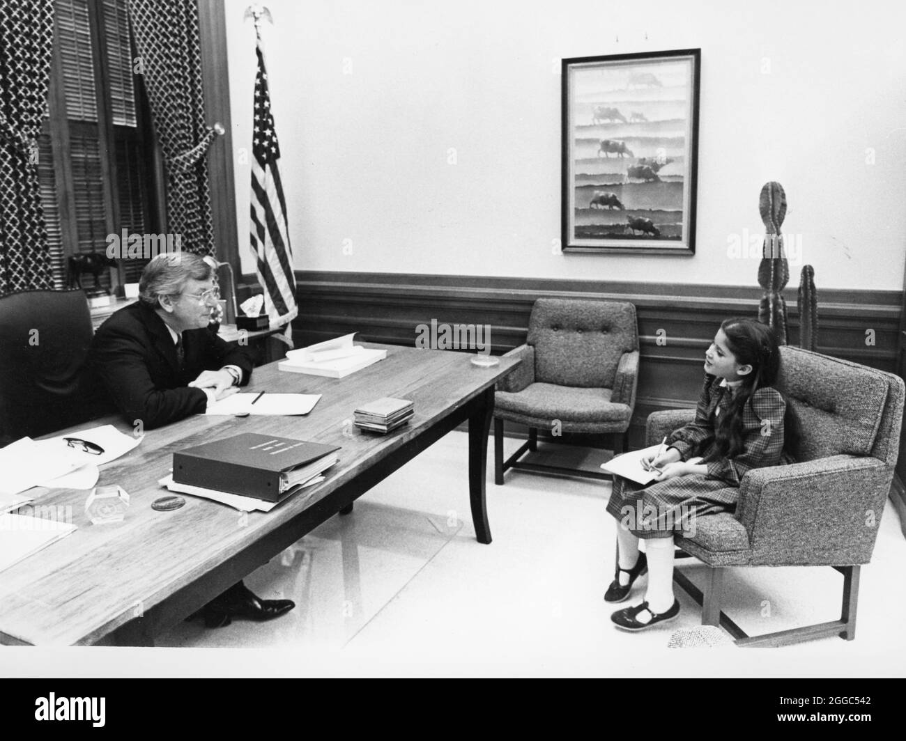 Austin Texas USA, 1984: Naomi Leibowitz, 10 anni, di Austin intervista il governatore del Texas Mark White nel suo ufficio per un articolo per il suo giornale della scuola elementare. ©Bob Daemmrich Foto Stock