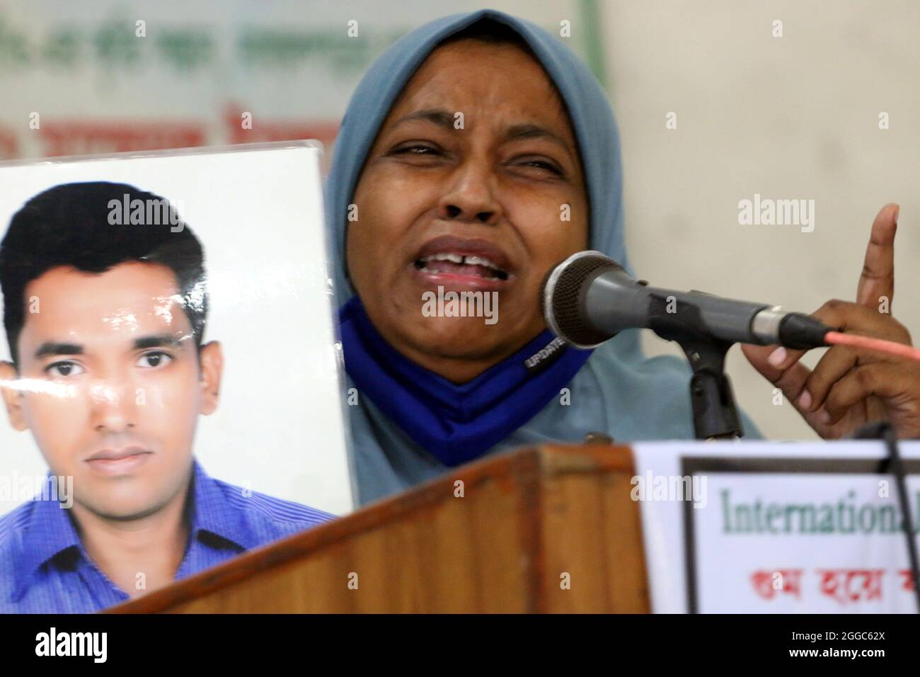 Non esclusiva: Una madre di una vittima di sparizione forzata parla durante una conferenza stampa al National Press Club per commemorare la Giornata Internazionale Foto Stock