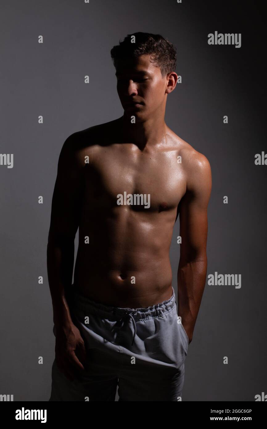 Modello ispanico di fitness maschile senza t-shirt. Concetto sportivo Foto Stock