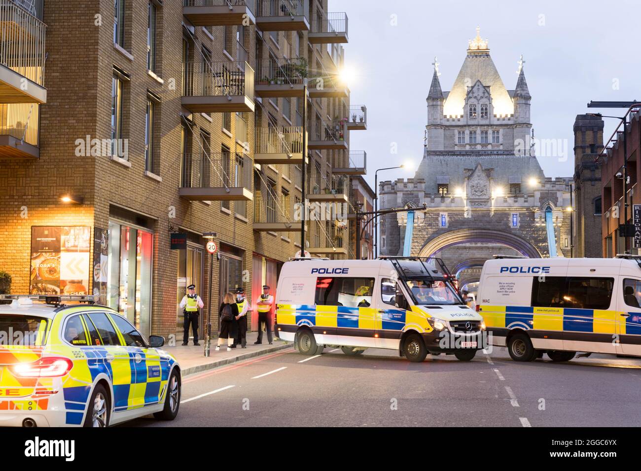 Londra, Regno Unito. 30 agosto 2021. Edificio simbolo di Londra Tower Bridge bloccato da Extinction Rebellion XR manifestanti con una roulotte e furgone, polizia pesante e presenza di gru JCB per rimuoverli. Tutti gli ingressi, comprese le strade laterali al ponte della torre sono stati chiusi al traffico e pedoni, Lo stand si è concluso intorno alle 20:00 CET quando il ponte della torre è riaperto per il traffico serale. La quinta ondata di distruzione di massa Credit: xiu bao/Alamy Live News Foto Stock