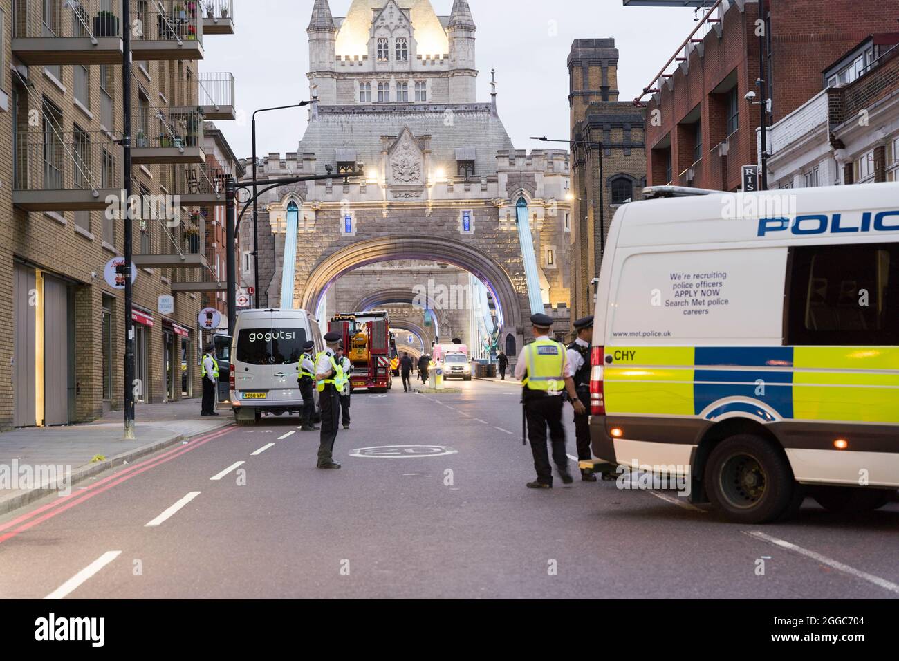 Londra, Regno Unito. 30 agosto 2021. Edificio simbolo di Londra Tower Bridge bloccato da Extinction Rebellion XR manifestanti con una roulotte e furgone, polizia pesante e presenza di gru JCB per rimuoverli. Tutti gli ingressi, comprese le strade laterali al ponte della torre sono stati chiusi al traffico e pedoni, Lo stand si è concluso intorno alle 20:00 CET quando il ponte della torre è riaperto per il traffico serale. La quinta ondata di distruzione di massa Credit: xiu bao/Alamy Live News Foto Stock