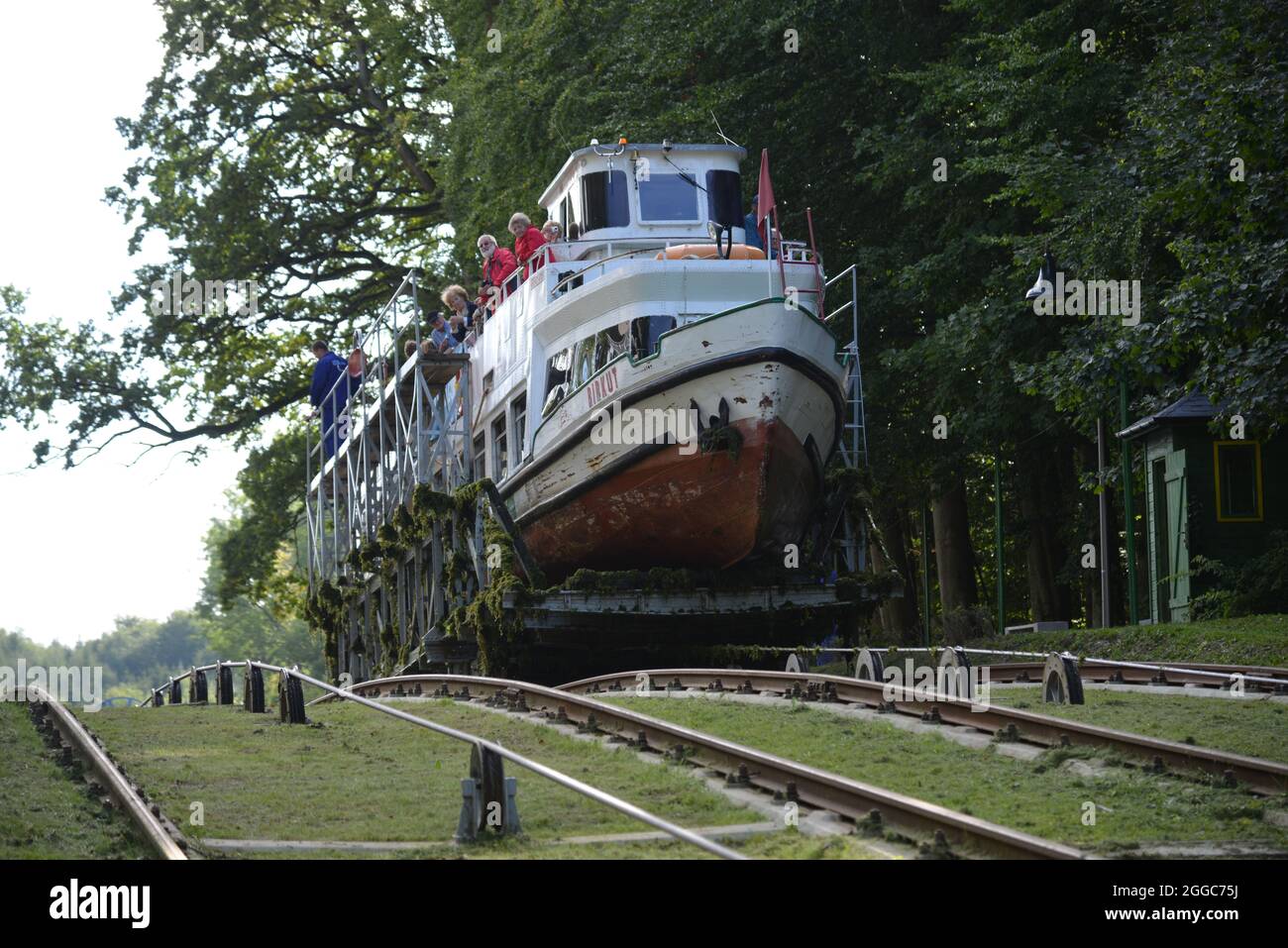 DRULITY, POLONIA - Sep 15, 2015: Una barca passeggeri che attraversa l'aereo inclinato nel canale di Elblag, Drulity Foto Stock