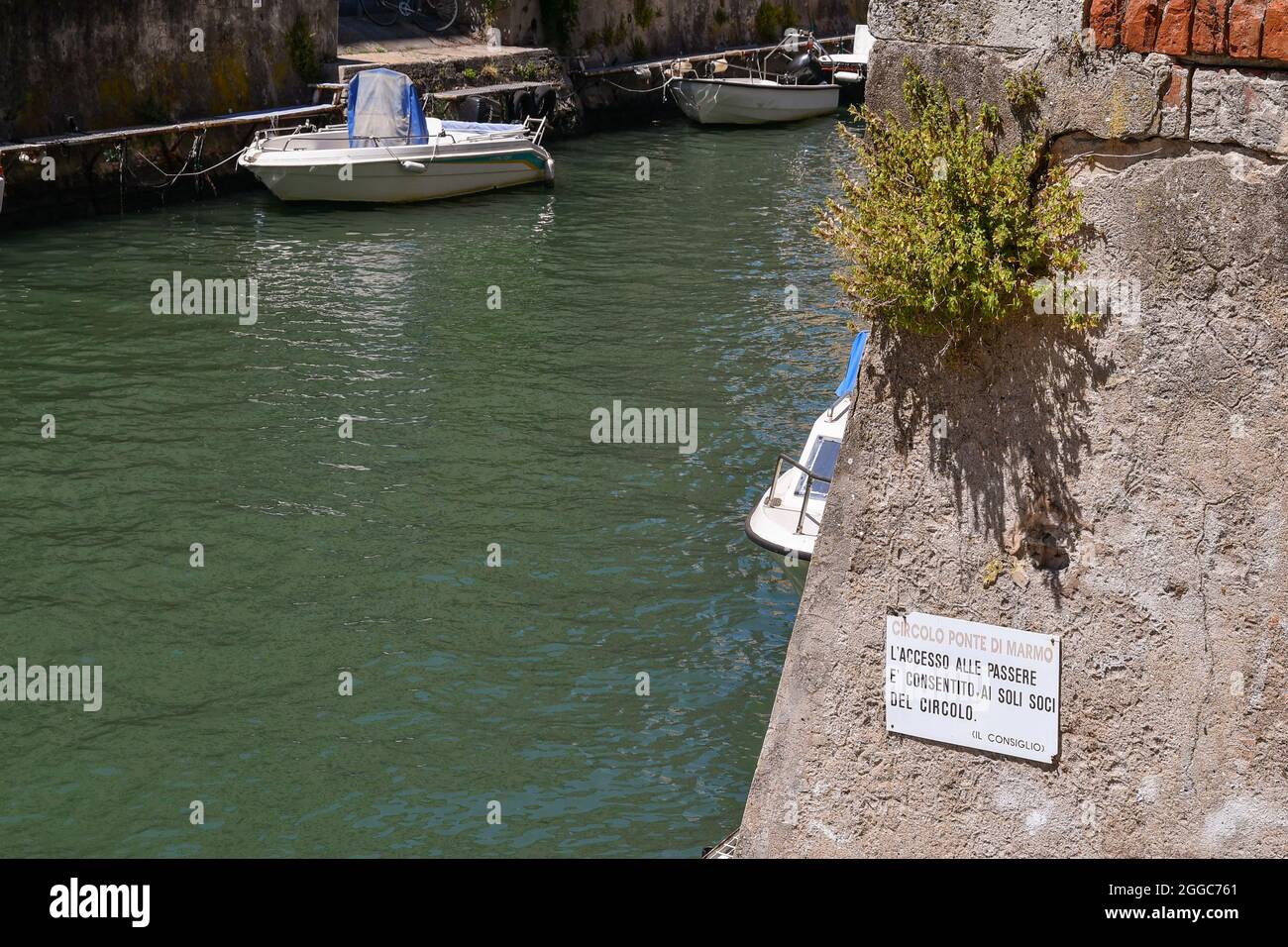 Un canale nel caratteristico quartiere di New Venice con un segno modificato in modo goliardico con il tipico senso dell'umorismo toscano, Livorno, Toscana Foto Stock