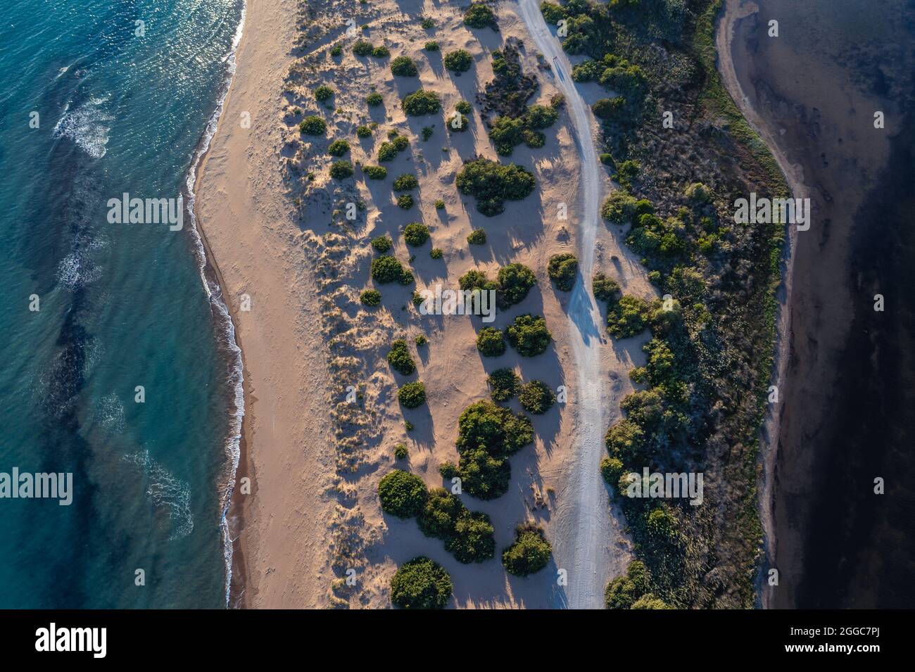 Vista in drone della striscia di terra tra la laguna di Korission e il Mare  di Ionia nella parte meridionale dell'isola greca di Corfù, nel Mar Ionio  Foto stock - Alamy