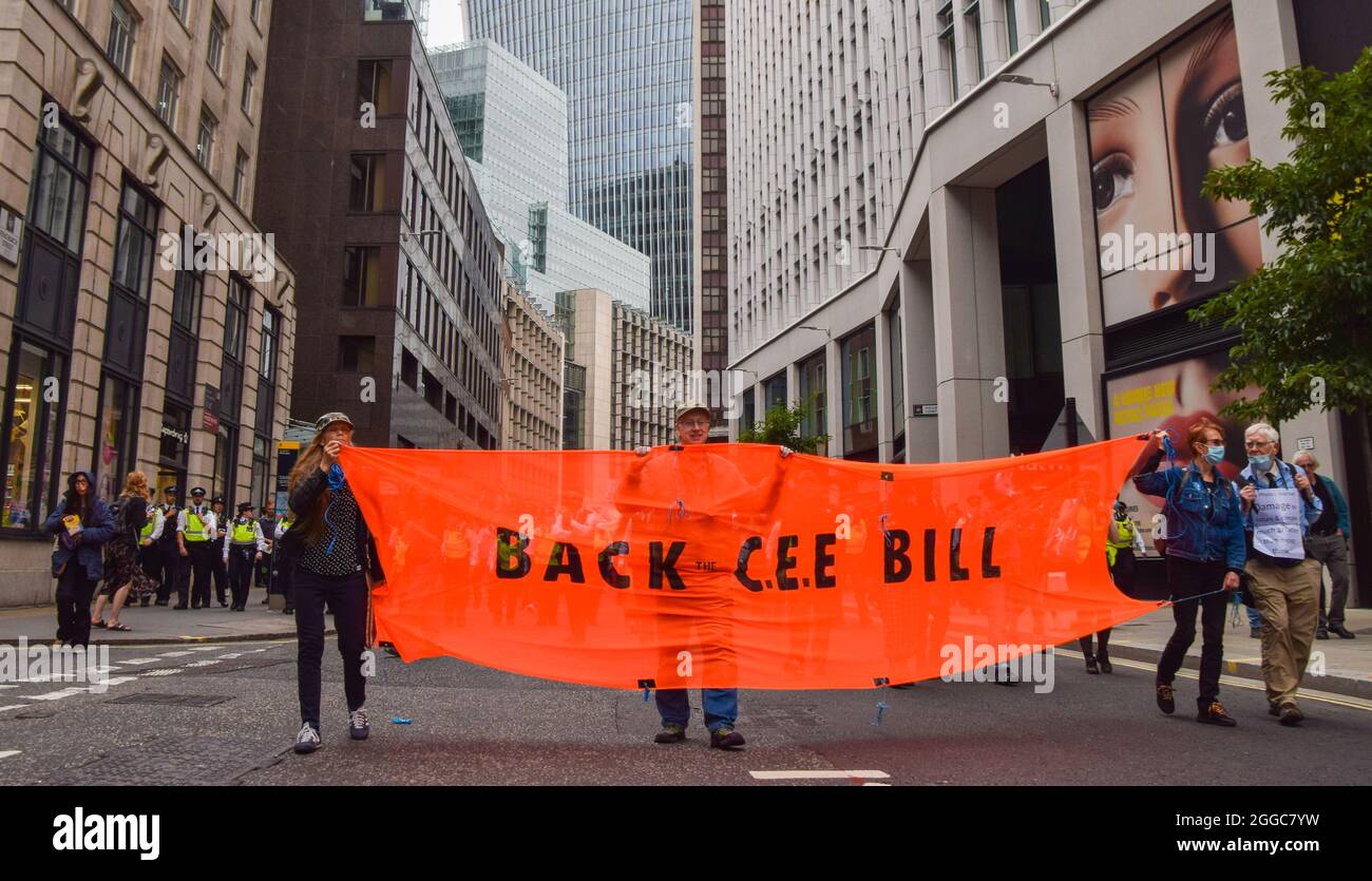 Londra, Regno Unito. 30 agosto 2021. I manifestanti portano un banner "Back the CEE Bill" nella città di Londra. I manifestanti di estinzione della ribellione marciarono sul Tower Bridge come parte della loro campagna di due settimane per la ribellione impossibile. (Credit: Vuk Valcic / Alamy Live News) Foto Stock