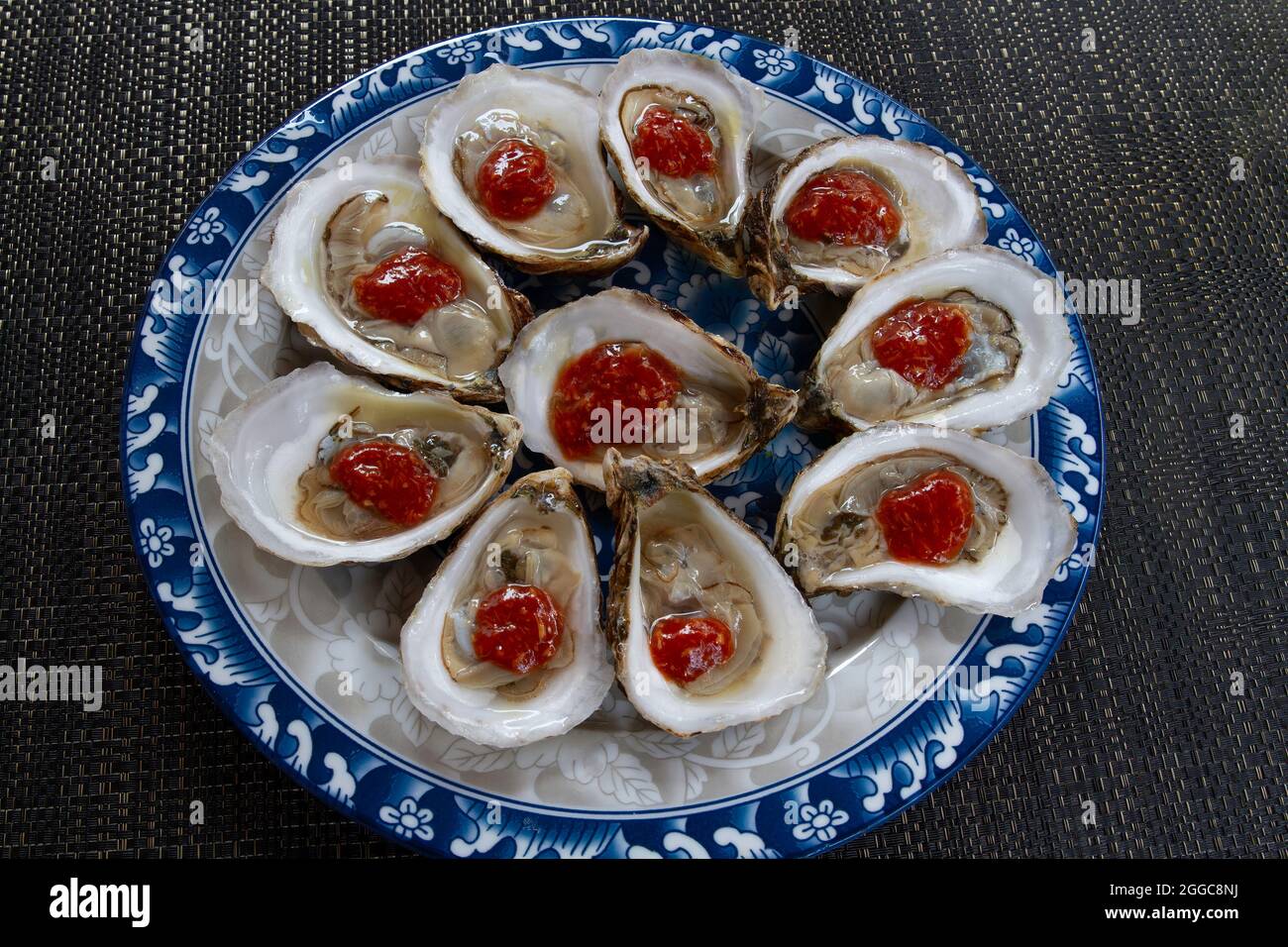 Ostriche fresche con salsa di pesce Foto Stock