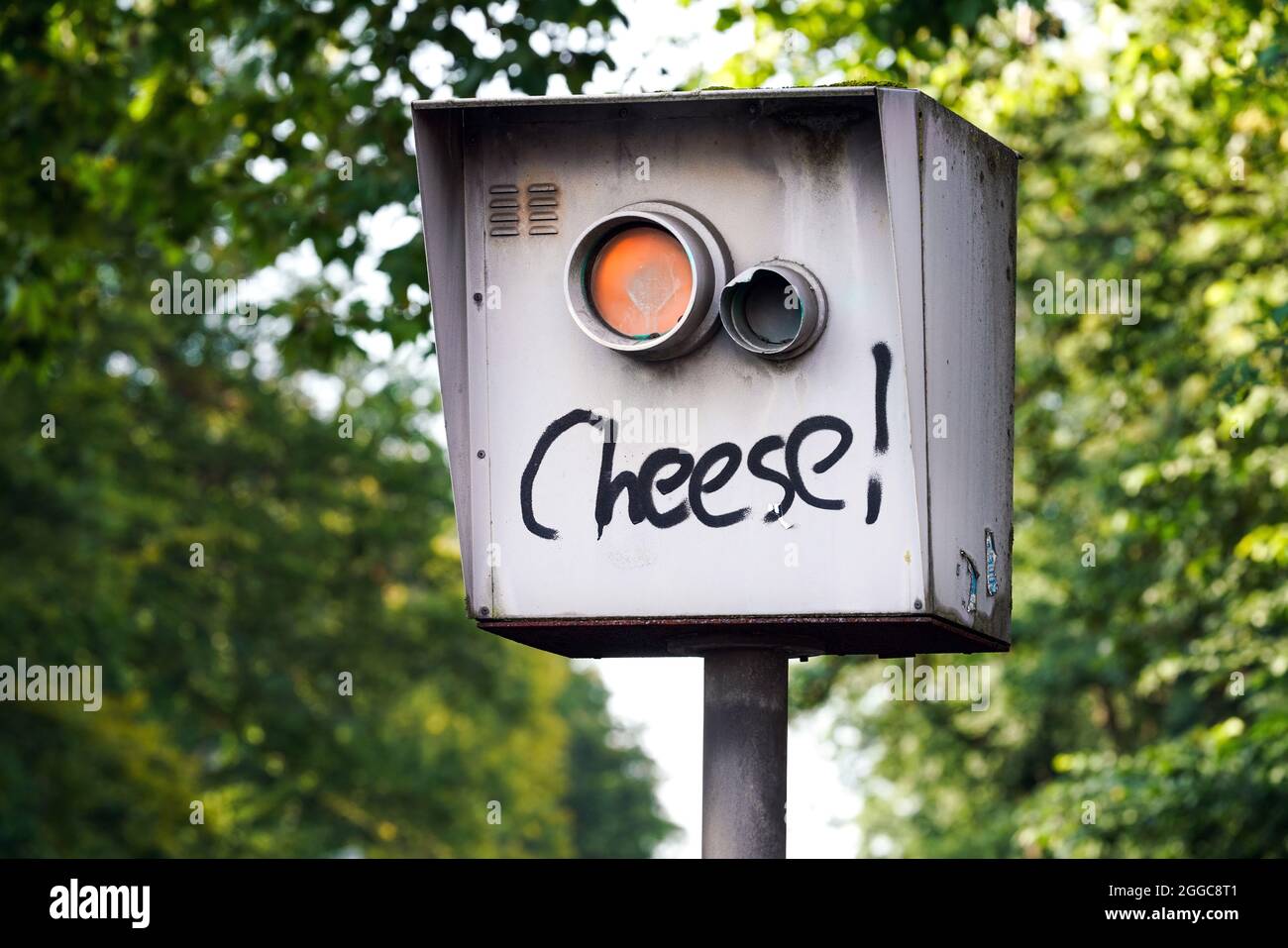 Controllo della velocità del traffico tramite un sistema di misurazione radar. Blitzer è spruzzato con le parole 'formaggio!', chiedendovi di sorridere. Dortmund, Germania --- Geschwindigkeitsüberwachung. Blitzer ist mit der Aufschrift *Cheese!*, besprüht, mit der Bitte zu Lächeln. Dortmund, 30.08.2021. Foto Stock