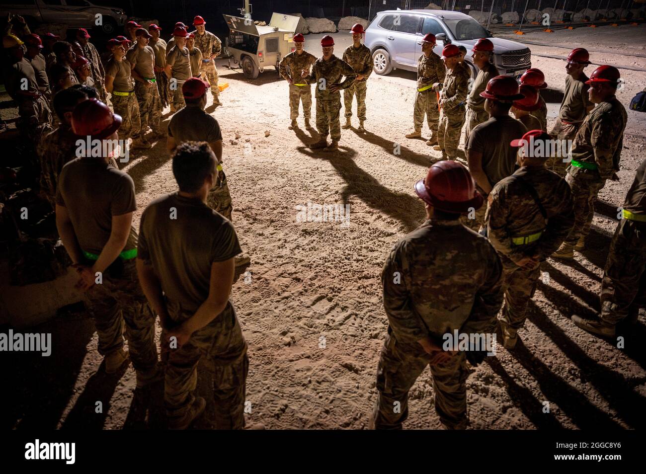 Briga. Il generale Gerald Donohue, 379° comandante dell'ala di spedizione aerea, parla ai membri del 1° gruppo di ingegneria civile di spedizione, 29 agosto 2021, presso la base aerea al Udeid, Qatar. Il 1° ECEG ha recentemente costituito una centrale elettrica che fornisce energia alle tende che forniscono servizi di vita temporanea agli sfollati afghani mentre attendono i voli per la loro prossima destinazione. (STATI UNITI Air Force foto di Senior Airman Noah D. Coger) Foto Stock