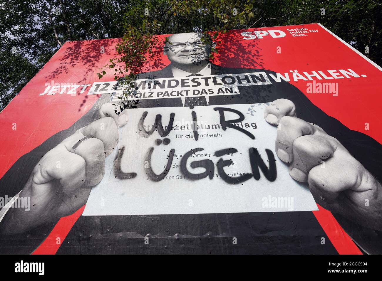 Bundestagswahl 2021, SPD-Kanzlerkandidat OLAF Scholz auf einem beschmierten Wahlplakat der SPD. Dortmund, 30.08.2021 Foto Stock