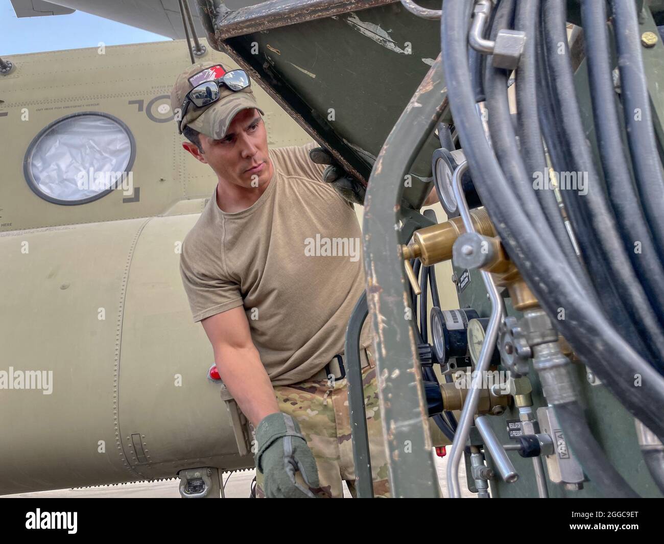 Un paratrooper assegnato alla 82a brigata dell'aviazione di combattimento, 82a Divisione Airborne prepara un CH-47 Chinook per caricare su una forza aerea statunitense C-17 Globemaster III all'aeroporto internazionale Hamid Karzai di Kabul, Afghanistan, agosto 28. Il Chinook. È uno dei pezzi di equipaggiamento che ritornano negli Stati Uniti quando la missione militare in Afghanistan si conclude Foto Stock