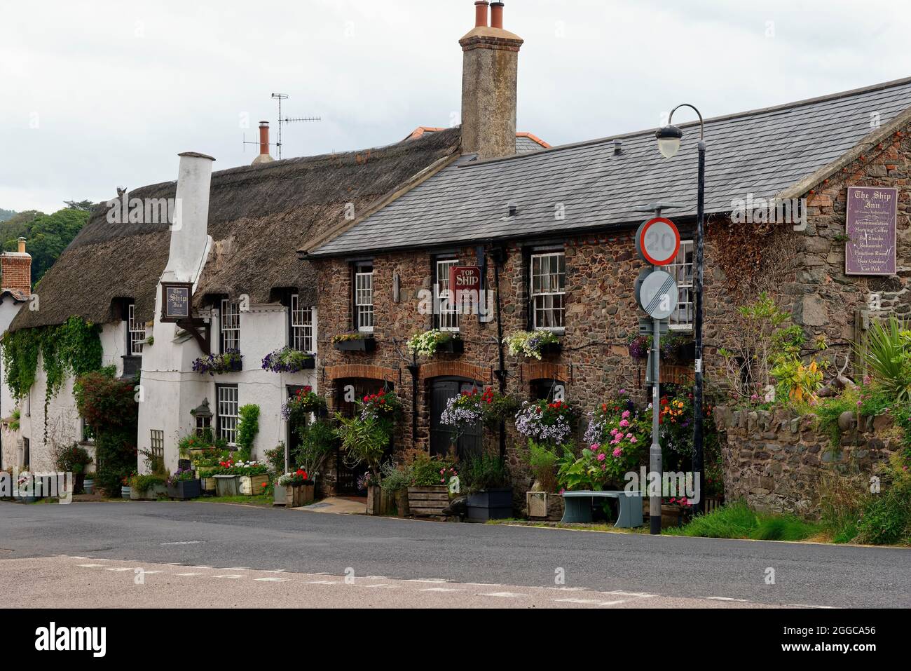 The Ship Inn; 16 ° secolo grado II elencato Inn, Porlock Hill, Porlock, Somerset Foto Stock