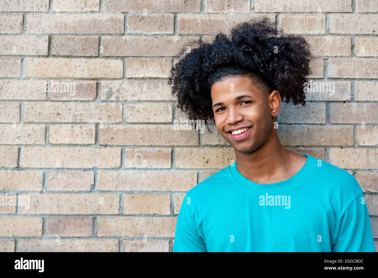 Ritratto di giovane afro latino contro un muro Foto Stock