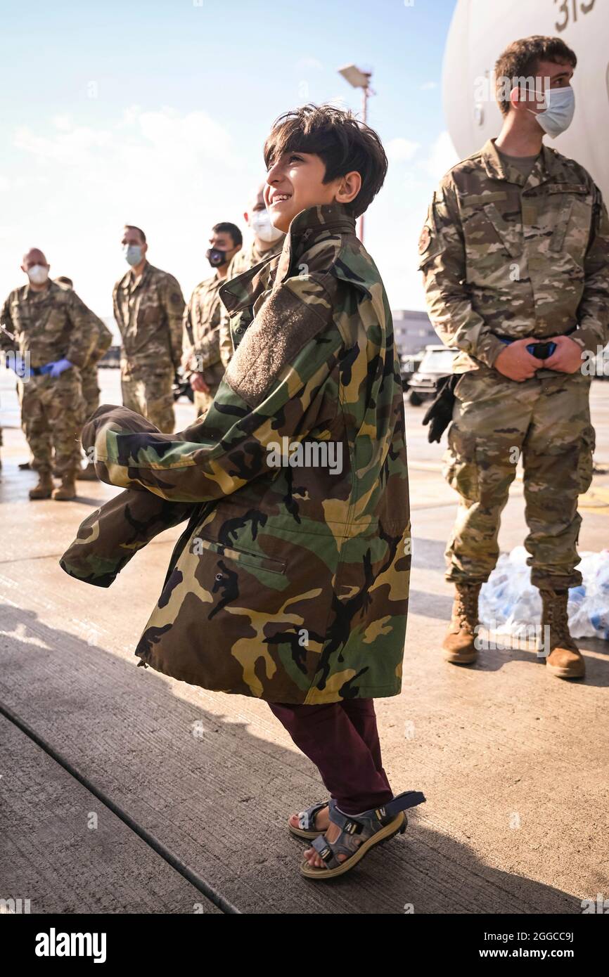 Un bambino evacuato arriva alla base aerea di Ramstein, Germania, 22 agosto 2021. Gli evacuati erano in attesa di trasporto per entrare in-processato sulla base aerea di Ramstein mentre si preparavano per i movimenti successivi alle loro destinazioni finali durante l'operazione Allees Refuge. Credito obbligatorio: Jan K. Valle/US Air Force via CNP Foto Stock