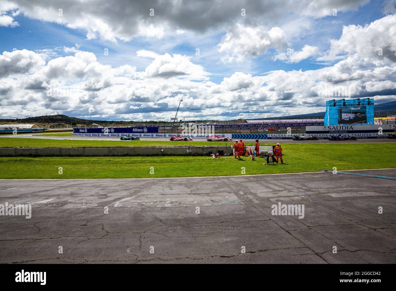 Puebla, Messico - 19 giugno 2021: Autodromo Miguel E. Abed, AIMA, CBMM Niobium Puebla e-Prix. Traffico di gara alla svolta 05. Al CBMM Niobium Puebla e-Prix. Foto Stock