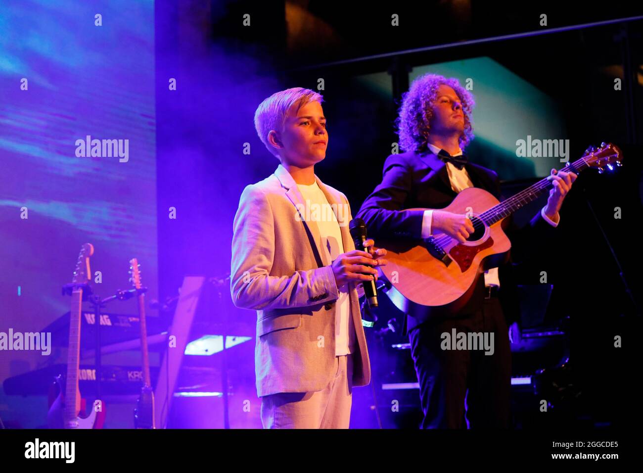 Phil Schaller und Valentin Kuhn bei der 4. Windflüchter Charity Gala zu Gunsten der Stiftung ‚Betroffen’ im Störtebeker Brauquartier. Stralsund, 28.08 Foto Stock