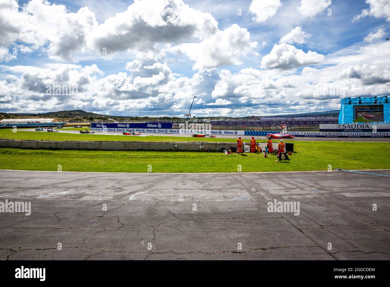 Puebla, Messico - 19 giugno 2021: Autodromo Miguel E. Abed, AIMA, CBMM Niobium Puebla e-Prix. Traffico di gara alla svolta 05. Al CBMM Niobium Puebla e-Prix. Foto Stock